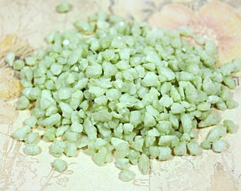 Hellgrüne Kiesel . Kieselsteine Dekokies zum Basteln für z.B. Naturschmuck oder dem Befüllen von Mini Glasfläschchen und Kugeln