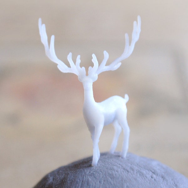 Un cerf miniature d’impression 3D de haute qualité très détaillé pour les mondes miniatures, la fabrication de modèles, le jardin elfique et pour les bijoux naturels