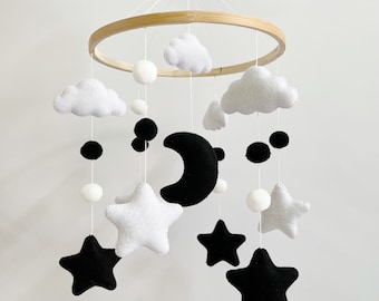 Mobile bébé noir blanc étoiles lune mobile chambre d'enfant décoration mobile bébé en feutre cadeau de shower de bébé cadeau grossesse cadeau bébé unique pompons en feutre