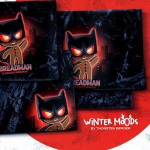 Könnte beinhalten: Grafikdesign mit einem Lebkuchenmann in einem Fledermaus-Kostüm mit leuchtend roten Augen. Der Text "BREADMAN" und "Winter Moods" sind ebenfalls sichtbar. Das Design ist vor einem dunklen, strukturierten Hintergrund.