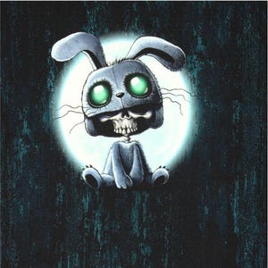Könnte beinhalten: Ein Cartoon-Kaninchen mit einem Schädelgesicht und grünen Augen sitzt vor einem weißen Kreis auf einem dunkelblauen Hintergrund.