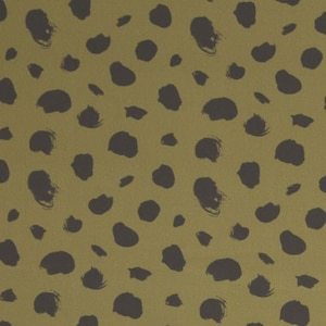 Könnte beinhalten: Ein sich wiederholendes Muster aus dunkelbraunen, unregelmäßigen Formen, die Pinselstrichen ähneln, auf einem gedämpften olivgrünen Hintergrund. Das Design erzeugt einen strukturierten, gefleckten Effekt, geeignet für verschiedene Stoff- oder Papieranwendungen.