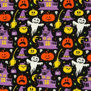 Könnte beinhalten: Ein schwarzer Stoff mit einem sich wiederholenden Muster aus Halloween-Symbolen. Die Symbole umfassen Geister, Hexen, Kürbisse, Kessel, Häuser und Fledermäuse. Die Symbole sind in Orange-, Lila-, Gelb- und Weißtönen gehalten.