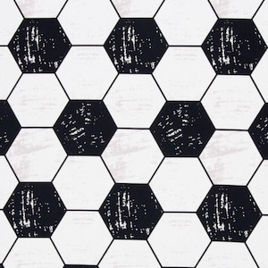 Könnte beinhalten: Ein sich wiederholendes Muster aus schwarz-weißen Fußball-Sechsecken. Die schwarzen Bereiche haben ein strukturiertes, handgezeichnetes Aussehen. Das Design ist ein klassisches Sportthema, geeignet für Kleidung oder Heimdekoration.