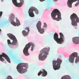 Könnte beinhalten: Ein Stoffmuster mit einem Leopardenmuster im Aquarellstil, bestehend aus weichen, überlappenden Flecken in Pastellrosa und Hellblau auf weißem Grund, akzentuiert durch dunkel anthrazitfarbene, unregelmäßige C-förmige Punkte.