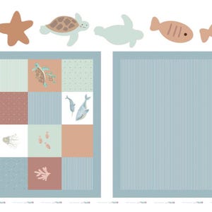 Könnte beinhalten: Eine Babydecke mit maritimem Thema. Sie zeigt Illustrationen von Seesternen, Schildkröten, Fischen und anderen Meereskreaturen in sanften Pastellfarben. Das Design umfasst Quadrate mit verschiedenen Mustern und einen durchgehend blau gestreiften Rand.