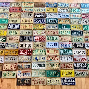 Lote rústico vintage com 100 placas de veículos - todas de 1979 e anteriores