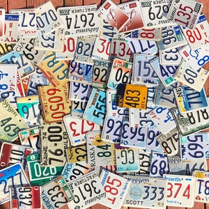 200 metades de números de placas de veículos cortadas - ótimas para artesanato