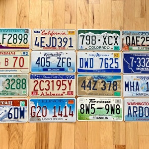 Conjunto de presente com 16 placas de veículos em boas condições