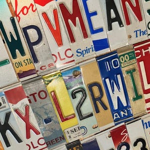 Letras y números desgastados y descoloridos para matrículas en relieve para crear sus propios carteles