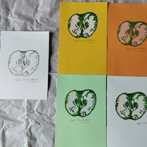 Stampa linoleum Apple su carta colorata