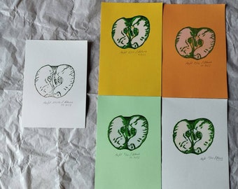 Apfel-Linoldruck auf farbigem Papier