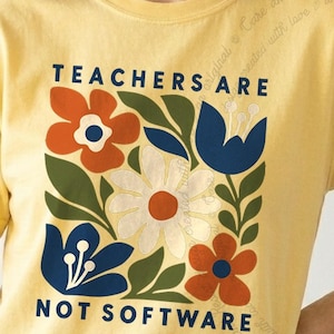 Lärare är inte programvara blommig skjorta, anti-AI-lärare, anti-AI, anti-AI-skjorta, anti-AI-t-shirt, anti-AI-gåva, ingen AI-skjorta, boxig kort t-shirt