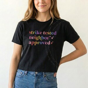 Strejktestad granngodkänd t-shirt, strejktröja, solidaritetströja, arbetarsolidaritet, ömsesidig hjälpströja, granngåva, boxig kort t-shirt