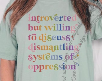 Introvert men villig att diskutera nedmontering av förtryckssystem, aktivisttröja, social rättvisa, jämlikhetsprotestaktivism