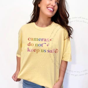 Camiseta "Las cámaras no nos mantienen seguros", Camiseta antivigilancia, Camiseta sobre derechos de privacidad, Camiseta sobre derechos digitales, Camiseta sobre libertades civiles, Camiseta activista
