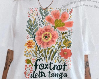 Koszulka Foxtrot Delta Tango, Koszulka Foxtrot Delta Tango, Subtelna koszulka anty-trumpowa, Koszulka Foxtrot Delta Tango Koszulka Foxtrot Delta Tango w kwiaty Koszulka FDT