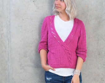 Feinstrickjäckchen – kess und kurz! Wickel-Cardigan für Damen (Größe 38) in Beere; tiefer V-Ausschnitt; Wickel-Design mit seitl. Bindeband