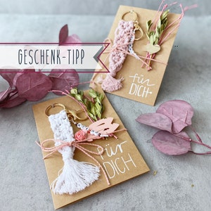 Liebevoll gestaltete Klappkarten FÜR DICH im Boho-Vintage-Stil mit Trockenblumen & handgeknüpftem Macramé-Schlüsselanhänger mit Zusatzhänger