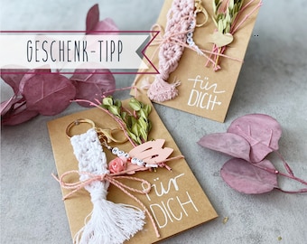 Liebevoll gestaltete Klappkarten FÜR DICH im Boho-Vintage-Stil mit Trockenblumen & handgeknüpftem Macramé-Schlüsselanhänger mit Zusatzhänger