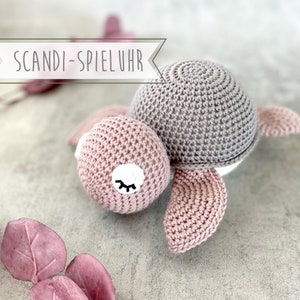 Lovingly crocheted music box turtle in trendy Scandi colors: old rose and gray - mega hygge-lig; machine washable; approx. 21x10x18cm