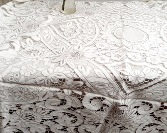 ENSEMBLE : Nappe et serviettes de table en dentelle de Madère, beige, brodées à l'aiguille, rondes.
