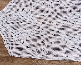 Finely crocheted, country house, chabby chic, roses, pure hand-crocheted lace centerpiece tablecloth