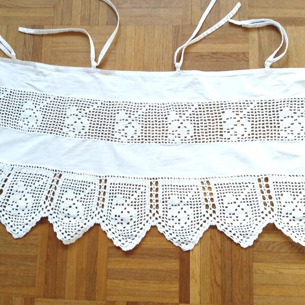 Rideau vintage floral fait main, bordure au crochet blanc