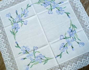 Hecho a mano italiano, mantel/centro de mesa, flores azules, bordado, blanco crema