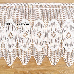 Puede incluir: Cenefa de encaje de ganchillo blanco, que mide 100 cm x 60 cm. El intrincado diseño calado presenta patrones florales y de diamantes repetidos. El borde inferior tiene un ribete festoneado. Ideal para la decoración del hogar.