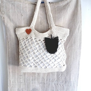 Handcraft: Macrame crochet bag, lined, white, pendant feather black, cotton