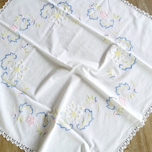 Handarbeit ,Blumen,rosa,weiß, Blätter Plattstich bestickt , Bordüre, Tischdecke,Mitteldecke,weiss