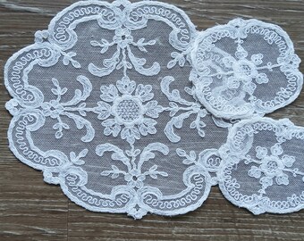CONJUNTO: 3 tapetes de encaje francés antiguo, bordados, blancos, ovalados, pequeños
