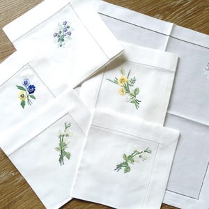 SET: Stickerei,Servietten,Blumen Platzsets / Deckchen