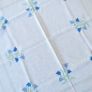 Stickerei Handarbeit,Frühling,Glocken bestickt ,Tischdecke / Mitteldecke weiß,blau
