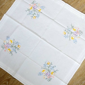 Neu:Stickerei Handarbeit,Frühling,Osterglocken bestickt ,Tischdecke / Mitteldecke weiß