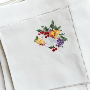 SET:6 hand embroidery, napkins, fruit basket, placemats / doilies