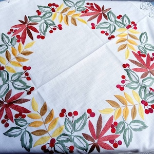 Herbst: Handarbeit,Tischdecke ,Ahorn,Eichenblätter,Beeren, Stickerei,cremeweiss
