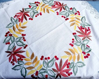 Otoño: Hecho a mano, mantel, arce, hojas de roble, bayas, bordado, blanco crema