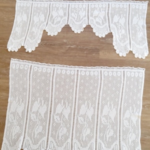 Peut inclure: Deux panneaux de rideaux en dentelle blanche avec un motif floral. Le panneau supérieur a un bord festonné. Le panneau inférieur est rectangulaire avec des rayures verticales et un bord festonné. Les rideaux sont en tissu délicat à tissage ouvert.