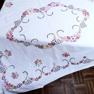 Antique: Scattered flowers, tablecloth, colorfully embroidered, cotton
