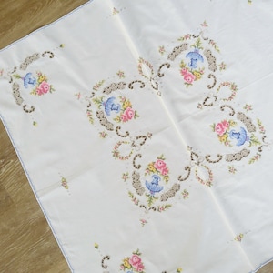 ANTIK:bestickt Handarbeit, Tischdecke, Mitteldecke, ,Küchendecke ,Blumen bestickt,Flachstickerei