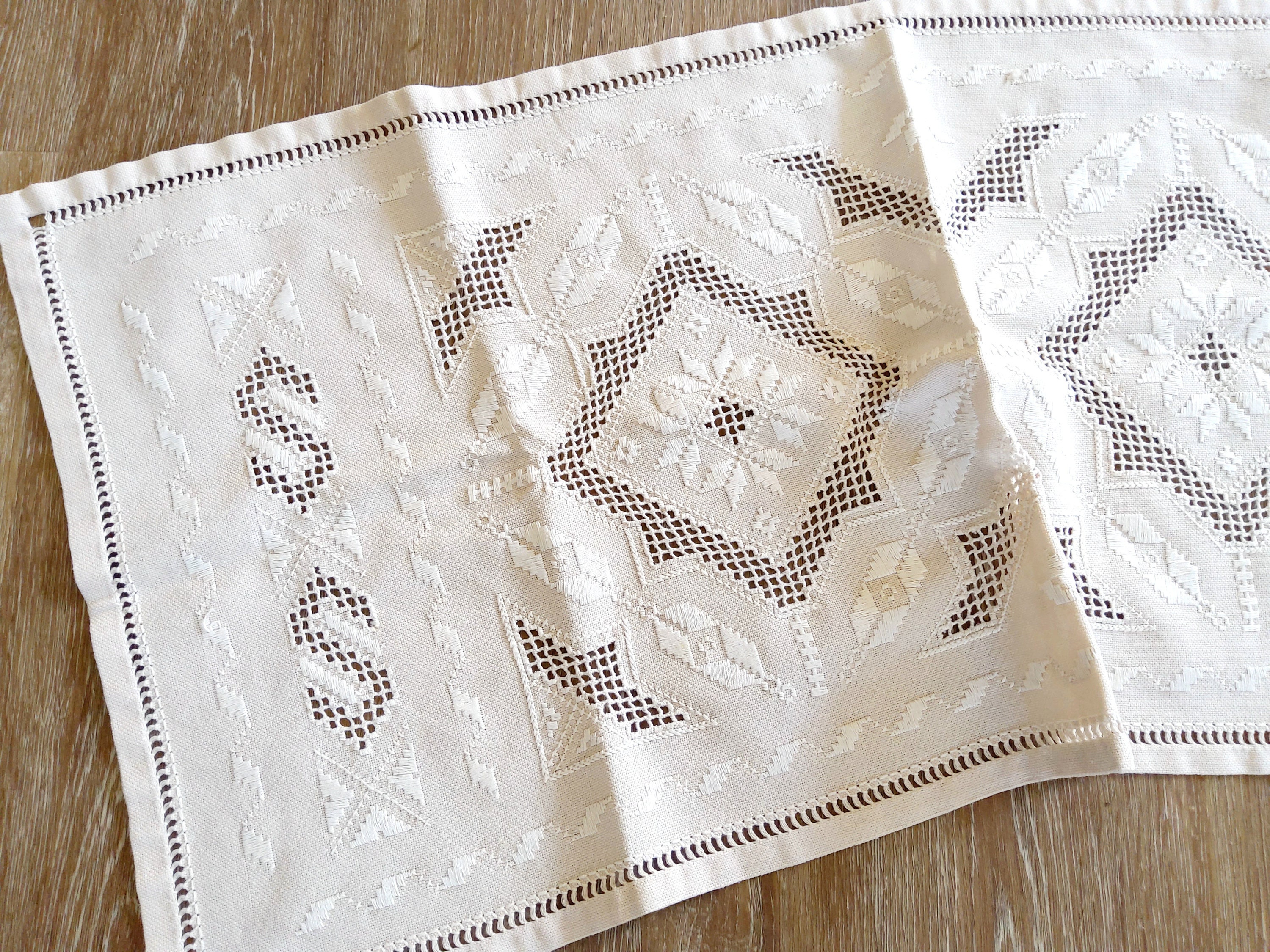 Broderie Hardanger, nappe/chemin de table, fait main, motif à trous, brodé,  beige clair - Etsy France