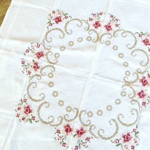 Rosen, Blumen,Ranken bestickt ,Tischdecke,Mitteldecke,Bordüre,weiß