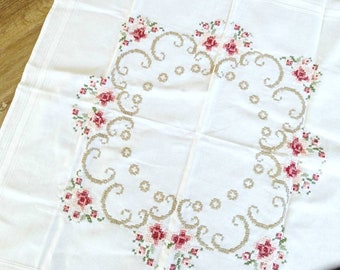 Rosas, flores, enredaderas bordadas, mantel, centro de mesa, borde, blanco