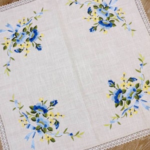 Handarbeit blau bestickt,Tischdecke/ Mitteldecke beige,Klöppelspitze