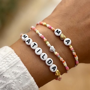 Namensarmband personalisiert bunt - Perlenarmband mit Buchstaben & Herz - individuelles Freundschaftsarmband - Geschenk für Freundin