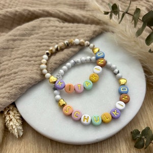 Perlenarmband aus bunten Buchstabenperlen - Individuelles Geschenk zur Einschulung oder zum Kitastart - Auf Wunsch personalisierbar