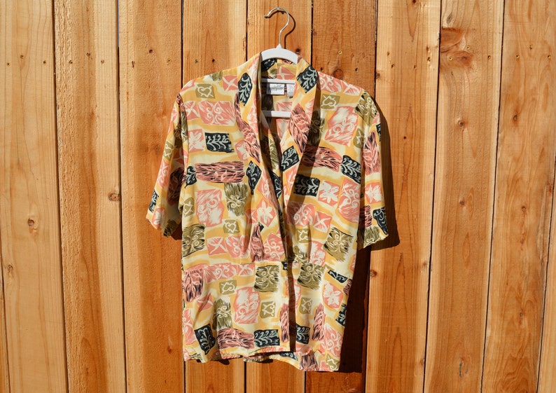 Vintage 1990s Jacquelin Ferrar Silk Hawaiian Print Short Sleeve Blouse image 1