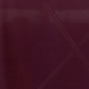 Puede incluir: Primer plano de una tela de color burdeos oscuro con una textura suave y sedosa. La tela tiene un brillo sutil y est&aacute; drapeada de forma que crea pliegues y sombras suaves.